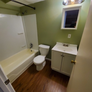 Hampton Avenue Apartments - Bathroom